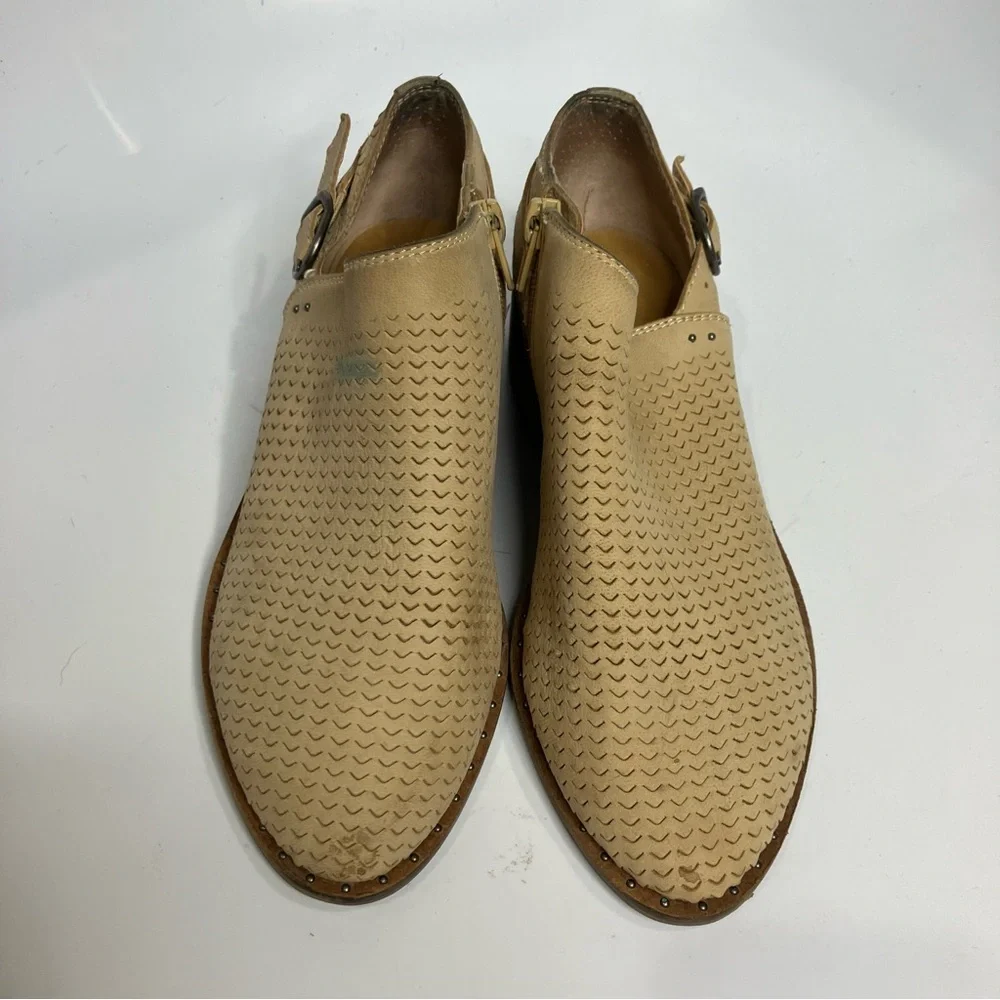 Lucky Brand Gahiro ankle‎ booties tan perforated leather women’s size 6 neutral